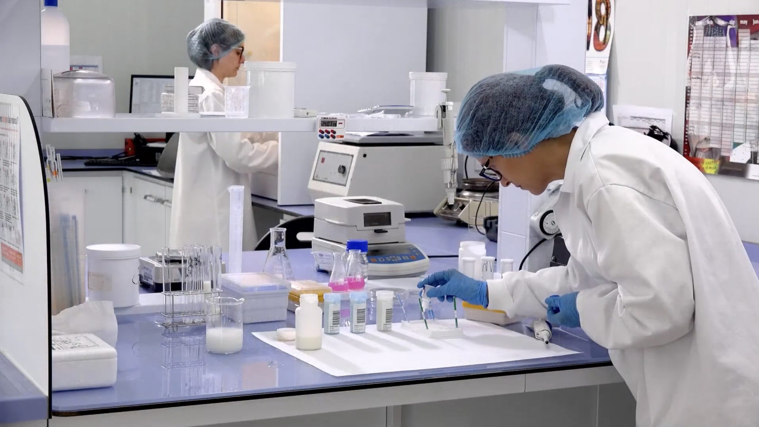 Equipo de Quesos El Pastor trabajando en el laboratorio