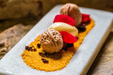 Quesos El Pastor - Nueces de queso de cabra y chocolate con leche, sorbete de yogur de cabra, jengibre, galleta, caviar de miel y flores