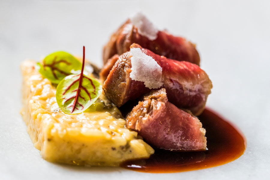 Quesos El Pastor - Iberisches Schweinefleisch mit Rosmarinsalz mit altem Schaf-Käse-Risotto, Morcheln und geschwärztem Pfeffer