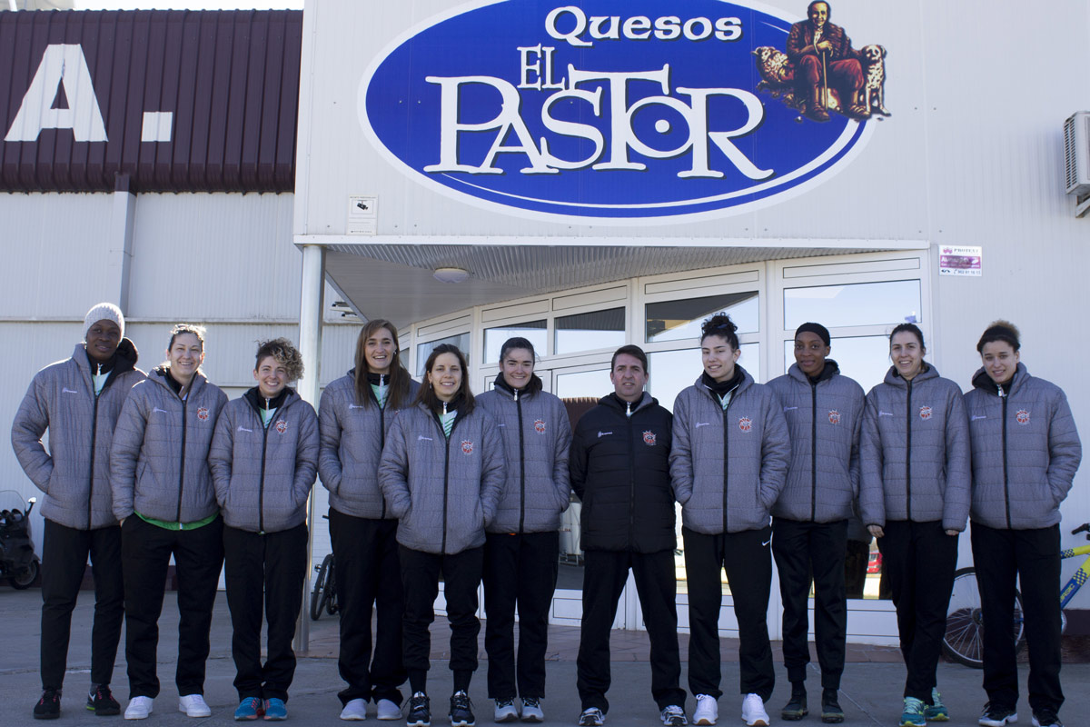 Players of the Quesos El Pastor - CD Zamarat visit the facilities of its sponsor